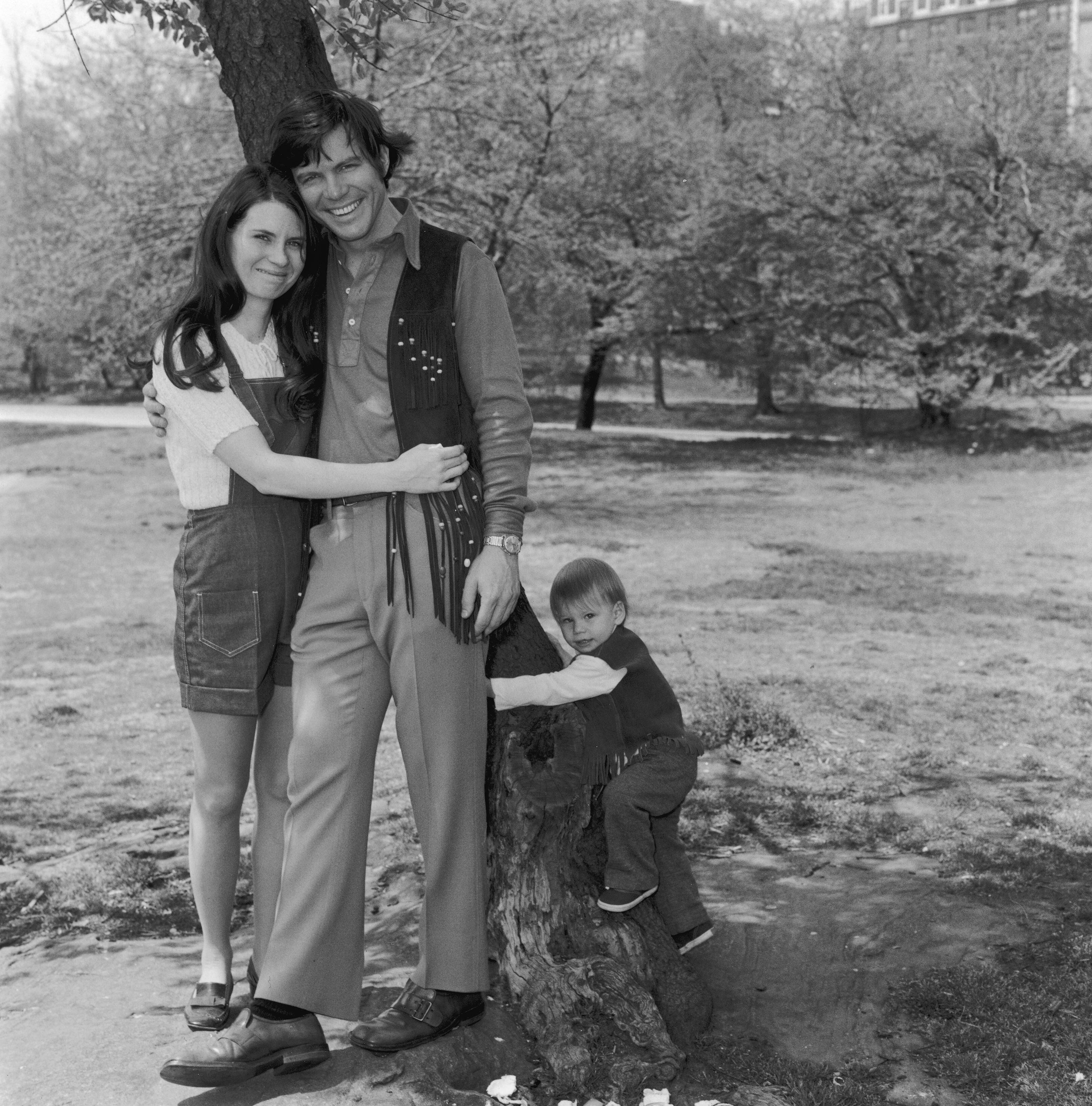 A diretora de elenco Mary Jo Slater e o ator Michael Hawkins com seu filho, Christian Slater, no Central Park, Nova York em 1973.
