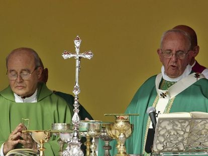 O papa Francisco (direita) ao lado do cardeal cubano Jaime Ortega, oficia missa neste domingo em Havana.