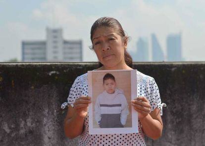 María Francisca Esteban Hernández segura uma foto de seu filho desaparecido.