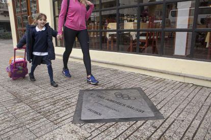 Placa em homenagem ao jogador Leonel Messi no Passeio dos Olímpicos, Avenida Pellegrini em Rosario.