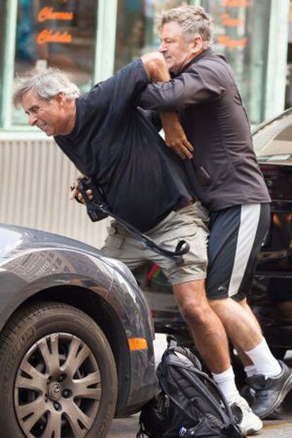 O ator Alec Baldwin, à direita, briga com um fotógrafo numa rua de Nova York, em agosto passado.