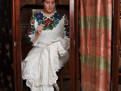 A artista María (Pimienta) Sánchez, no Museu de Gênero de Carcóvia, vestida com um traje regional ucraniano com pedras preciosas e bordado à mão. O vestido foi doado ao museu em 2010 por seguidores de Yulia Tymoshenko, ex-primeira-ministra do país.