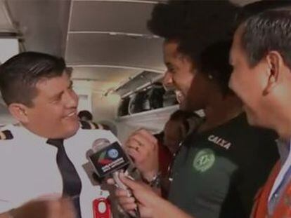 Televisão da Bolívia falou com jogadores, técnicos e tripulantes aproveitando a escala do avião da LAMIA em Santa Cruz