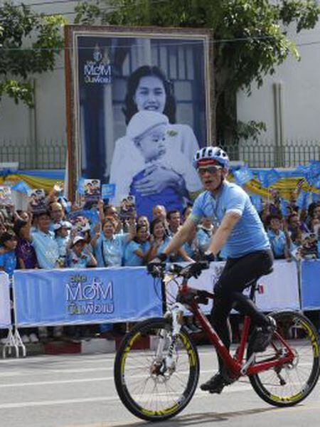 O príncipe Maha Vajiralongkorn lidera uma marcha de bicicleta em Bangcoc para comemorar o aniversário da rainha Sirikit.