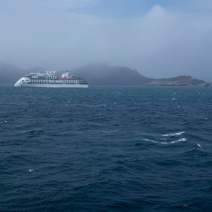 Navio de cruzeiro diante de Hannah Point, uma das ilhas da Antártida.