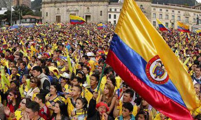 Colombianos comemoram a vitória contra o Uruguai em Bogotá.