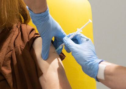 Um voluntário recebe a vacina contra o coronavírus desenvolvida pela AstraZeneca.