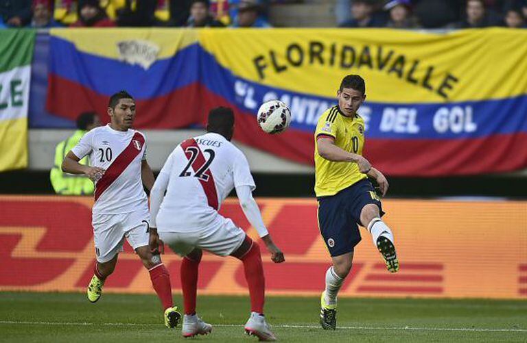 James faz cruzamento entre Sánchez e Ascues.