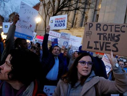 Governo republicano retira proteções federais aos estudantes transgênero