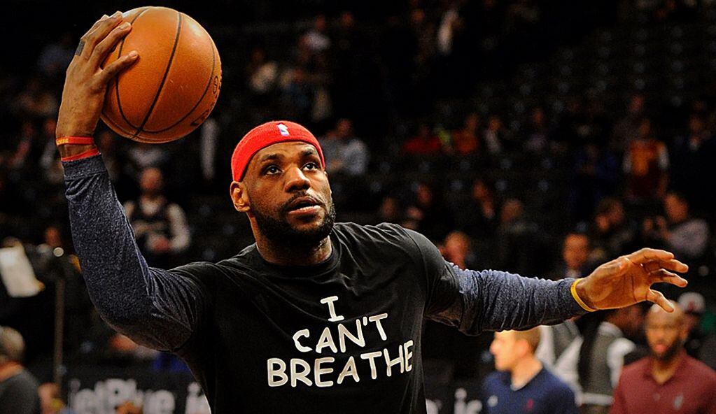 Lebron James veste camisa em protesto de jogadores da NBA contra violência policial.