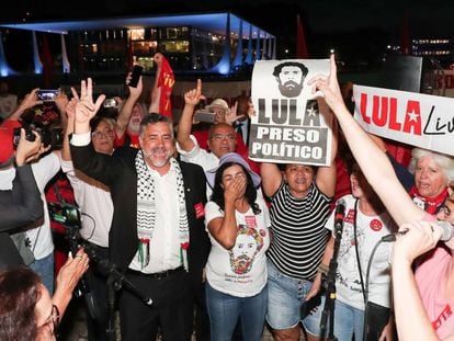 Simpatizantes de Lula comemoram na frente dp STF.