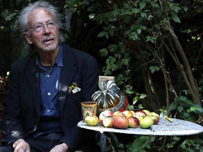 O escritor Peter Handke, no jardim de sua casa em Chaville, nos arredores de Paris, depois de receber o anúncio do Nobel.