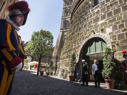 A Guarda Suíça protege entrada do Banco do Vaticano