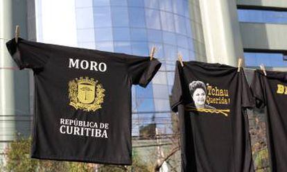 Camiseta da 'República de Curitiba' vendida pelos manifestantes.