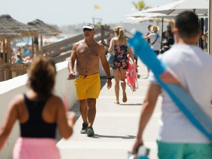 Pessoas caminham sem máscara pela orla da praia de La Manga, na região da Múrcia, na Espanha.