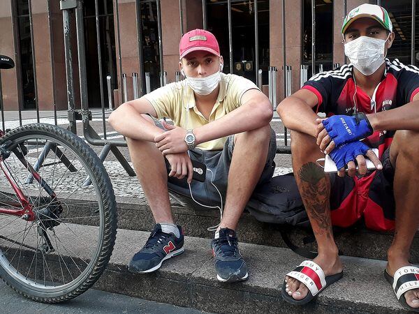 Gabriel e William fazem entregas de bicicletas em meio à pandemia.