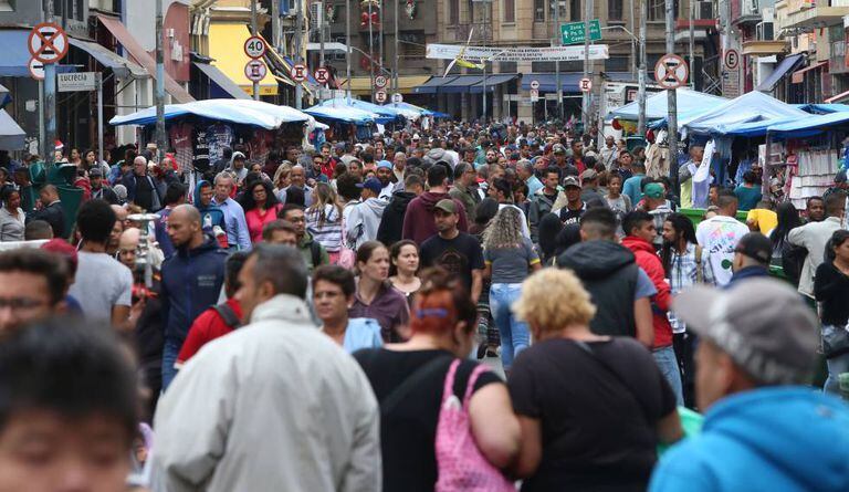 Movimento na Rua 25 de Março as vésperas do Natal.