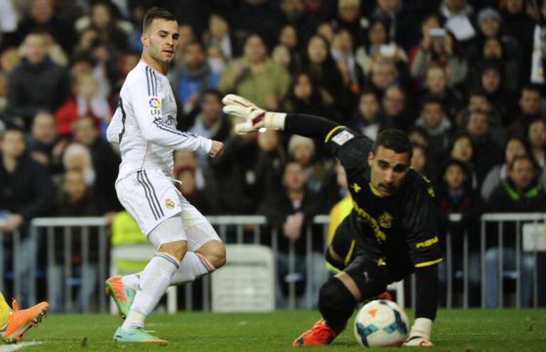 Jesé marca o terceiro gol do partido.