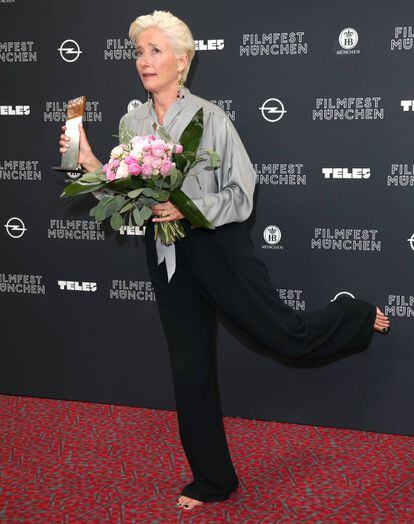 A atriz Emma Thompson posa descalça em uma cerimônia de premiação em Munique (Alemanha), em junho de 2018.