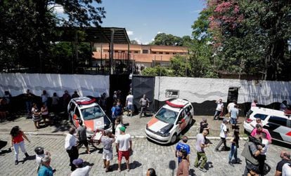 Mobilização em torno da escola de Suzano após o atentado que matou cinco estudantes e duas funcionárias.