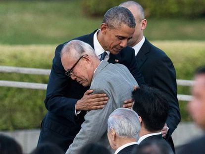 Obama abraça a um sobrevivente da bomba atômica.