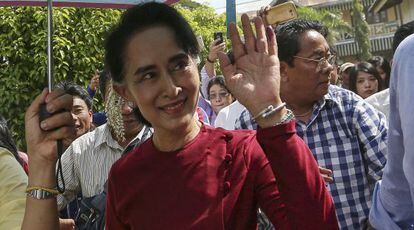 Aung San Suu Kyi cumprimenta partidários em Kawhmu