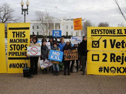 Manifestantes contrários ao oleoduto pedem o veto na Casa Branca.