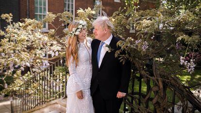 O primeiro-ministro britânico Boris Johnson e Carrie Symonds, minutos depois do casamento nos jardins de Downing Street, no sábado.