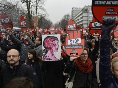 Manifestação em Varsóvia contra a reforma que propõe endurecer ainda mais a lei do aborto na Polônia, em março.