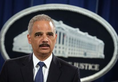 O promotor geral, Eric Holder, anuncia a acusação contra os supostos piratas.