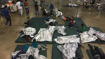 Crianças imigrantes em um centro de detenção em McAllen em junho deste ano