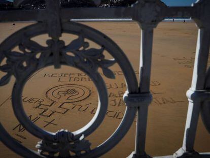 Desenho na areia da praia da Concha de San Sebastián em apoio ao movimento feminista.