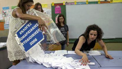 Mulheres abrem as urnas em Atenas.