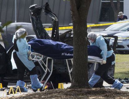 Agentes retiram o cadáver de um dos autores do atentado no Texas.