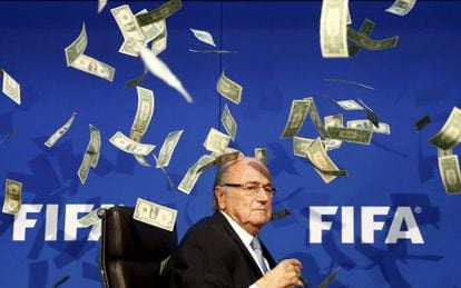 Blatter rodeado de notas falsas.