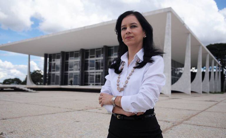 Grace Mendonça em frente ao STF.
