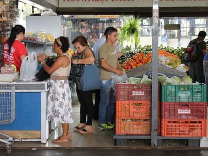 Mulheres em um mercado de Brasília.