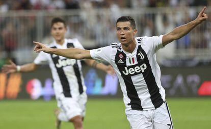 Cristiano Ronaldo e Dybala comemoram o único gol da Supercopa.