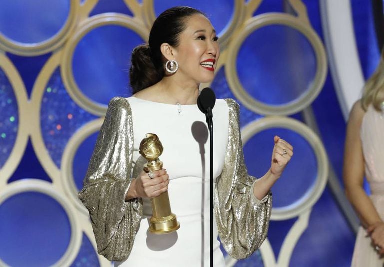 A atriz e anfitriã da cerimônia, Sandra Oh, levou o Globo de Ouro de melhor atriz de série dramática.