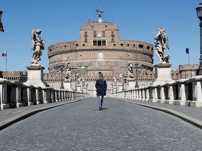 Una mujer junto al Castillo de San Angelo en Roma.