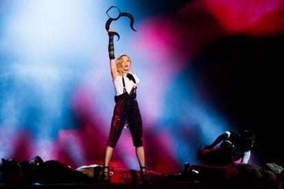 Madonna é ovacionada depois de terminar a apresentação.