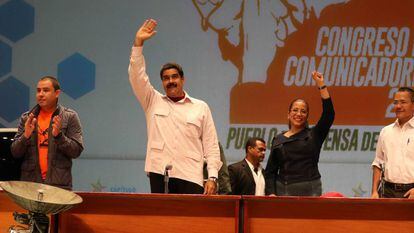 Nicolás Maduro, no centro, com o braço levantado, na segunda-feira.