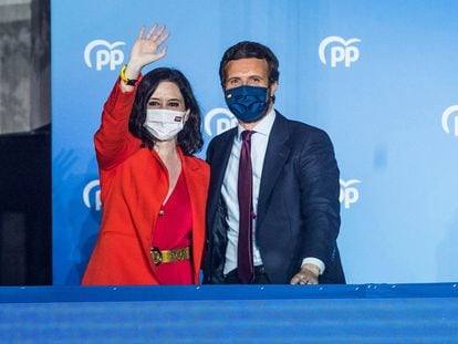 A presidente da Comunidade de Madri e candidata ao Partido Popular à reeleição, Isabel Díaz Ayuso, com o líder do partido, Pablo Casado, nesta terça-feira.