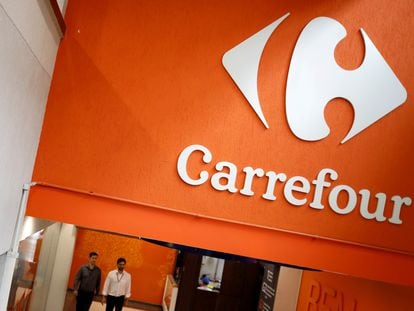 Logotipo do Carrefour em um supermercado de São Paulo.