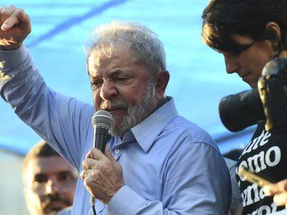 Lula discursa nesta terça-feira em Porto Alegre ao lado de Manuela D'ávila, pré-candidata à presidência pelo PCdoB.