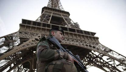 Soldado francês patrulha redondezas da Torre Eiffel, no início de novembro, em Paris.