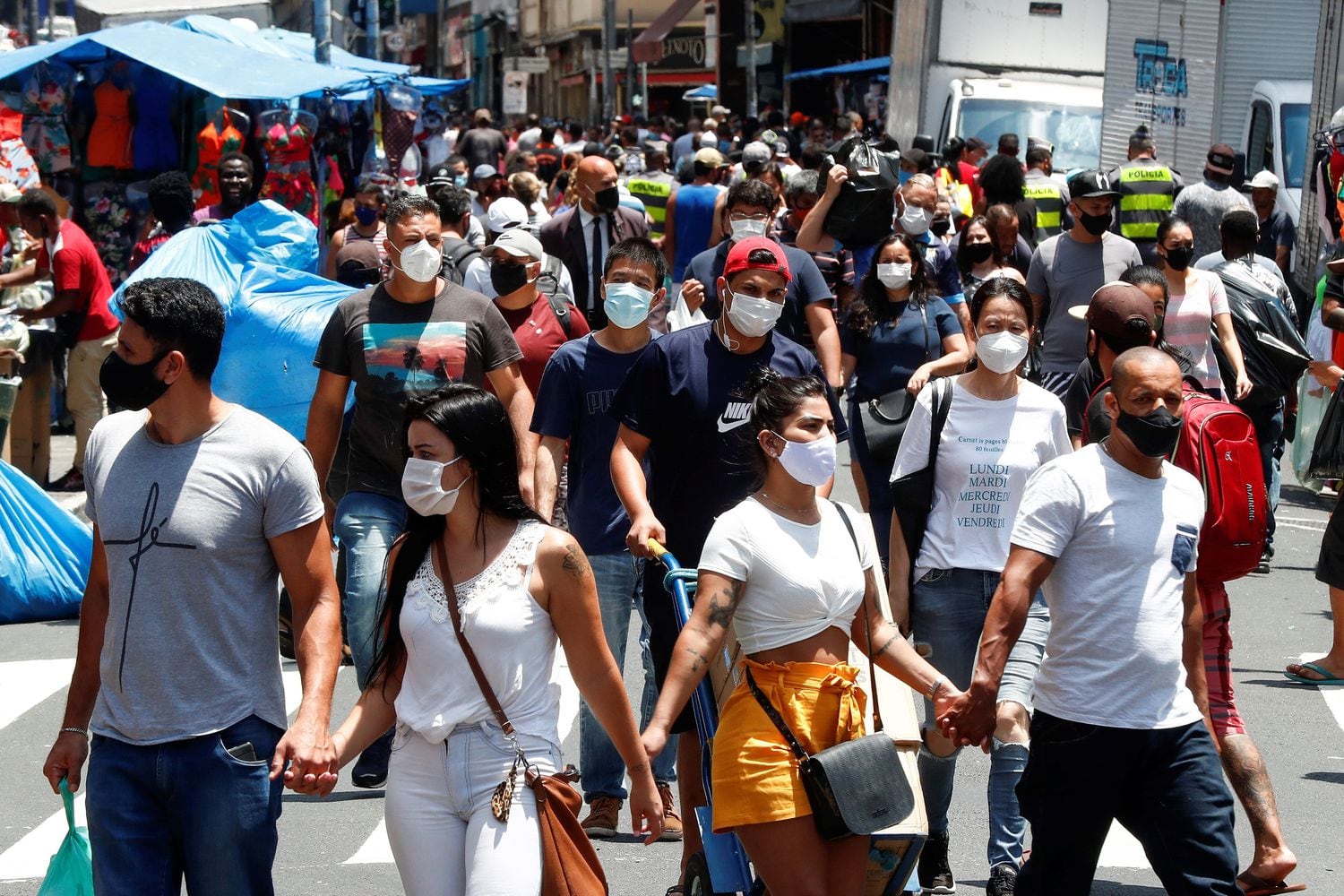Dezenas de pessoas caminham no centro de São Paulo no dia 18 de dezembro.
