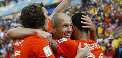 Depay comemora seu gol com Robben e Blind.