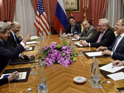Kerry e Lavrov na mesa de negociações na Suíça.