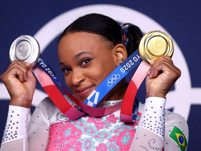 Rebeca Andrade com suas duas medalhas.